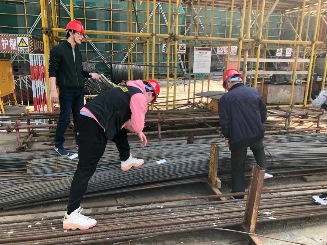 E滁州驗房袁老師和施工團隊探討建筑用料.jpg 圖片